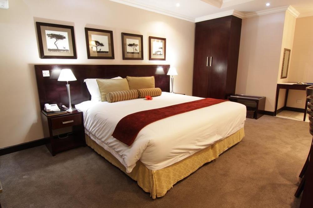 Cresta Thapama Hotel Francistown Room photo