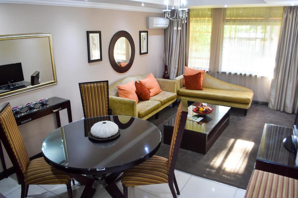 Cresta Thapama Hotel Francistown Room photo