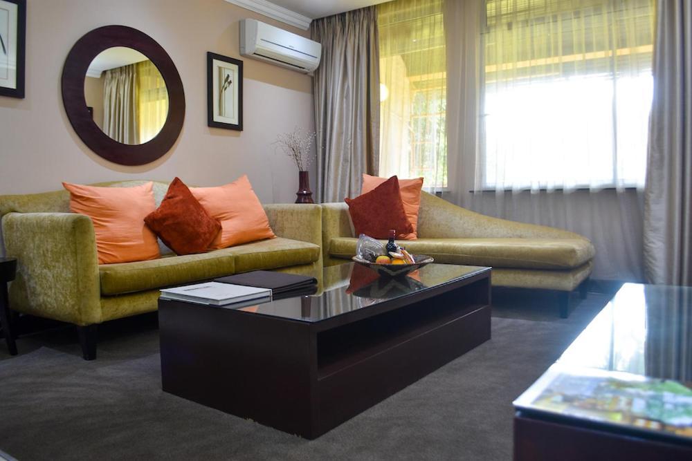 Cresta Thapama Hotel Francistown Room photo