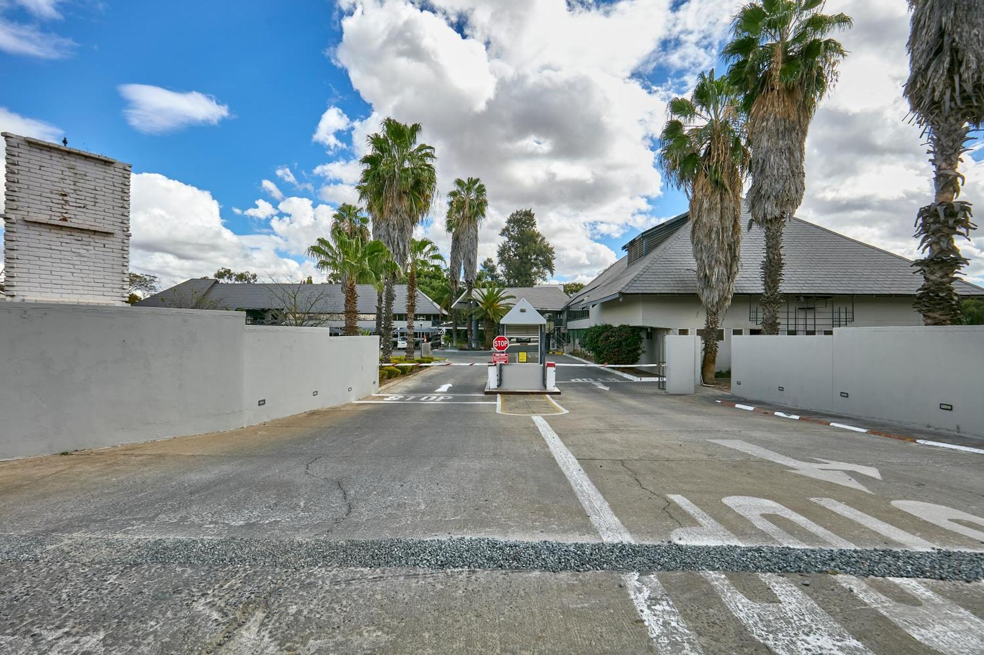 Cresta Thapama Hotel Francistown Exterior photo