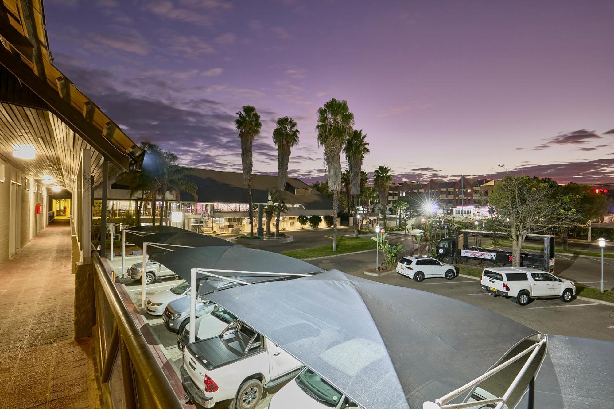 Cresta Thapama Hotel Francistown Exterior photo