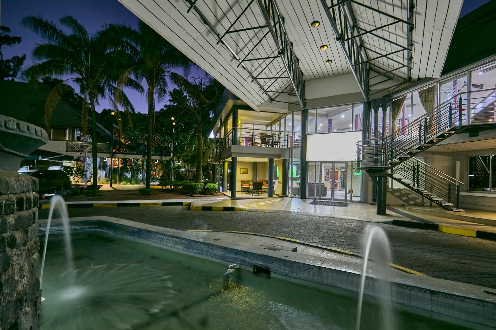 Cresta Thapama Hotel Francistown Exterior photo