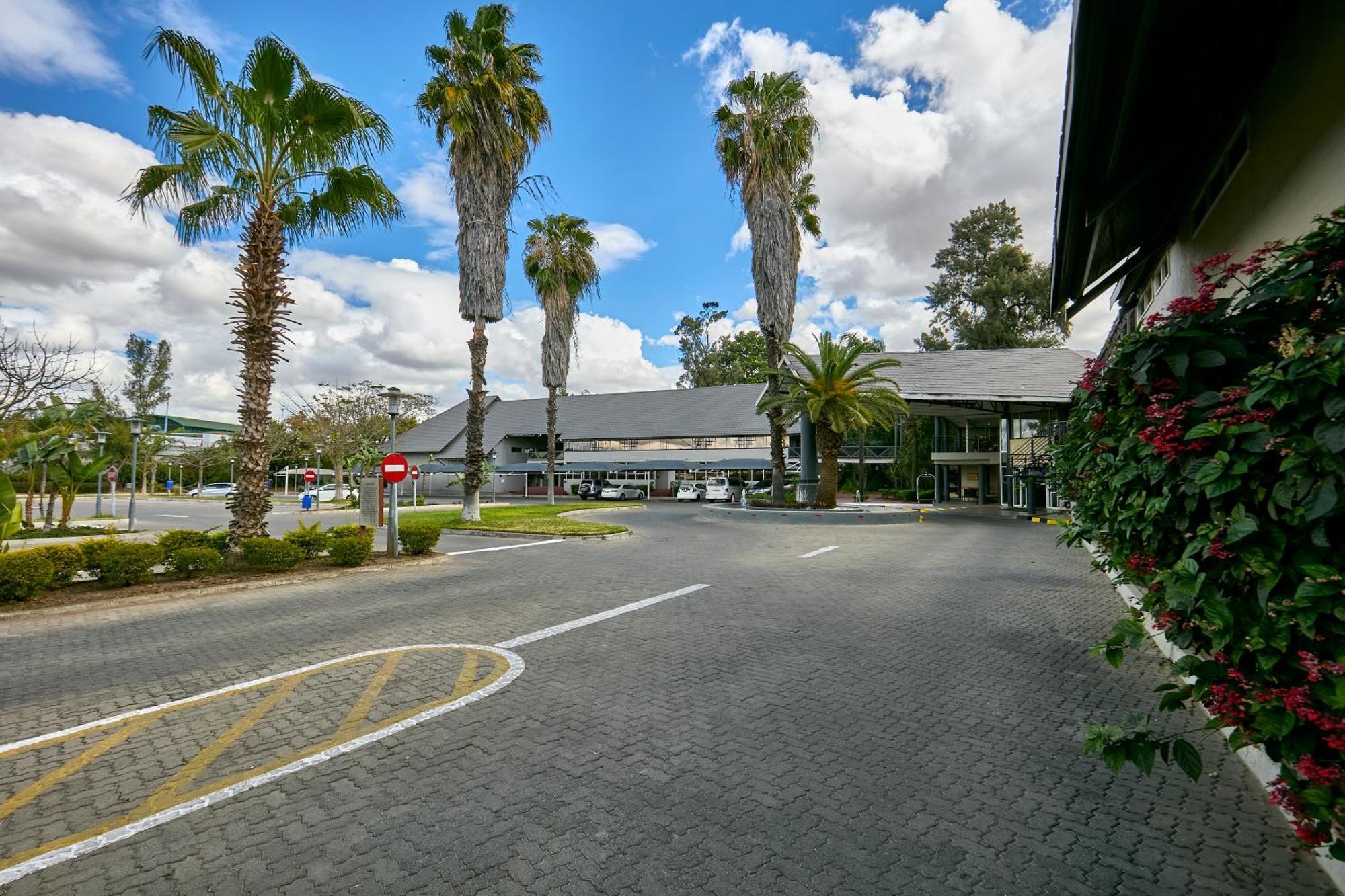 Cresta Thapama Hotel Francistown Exterior photo
