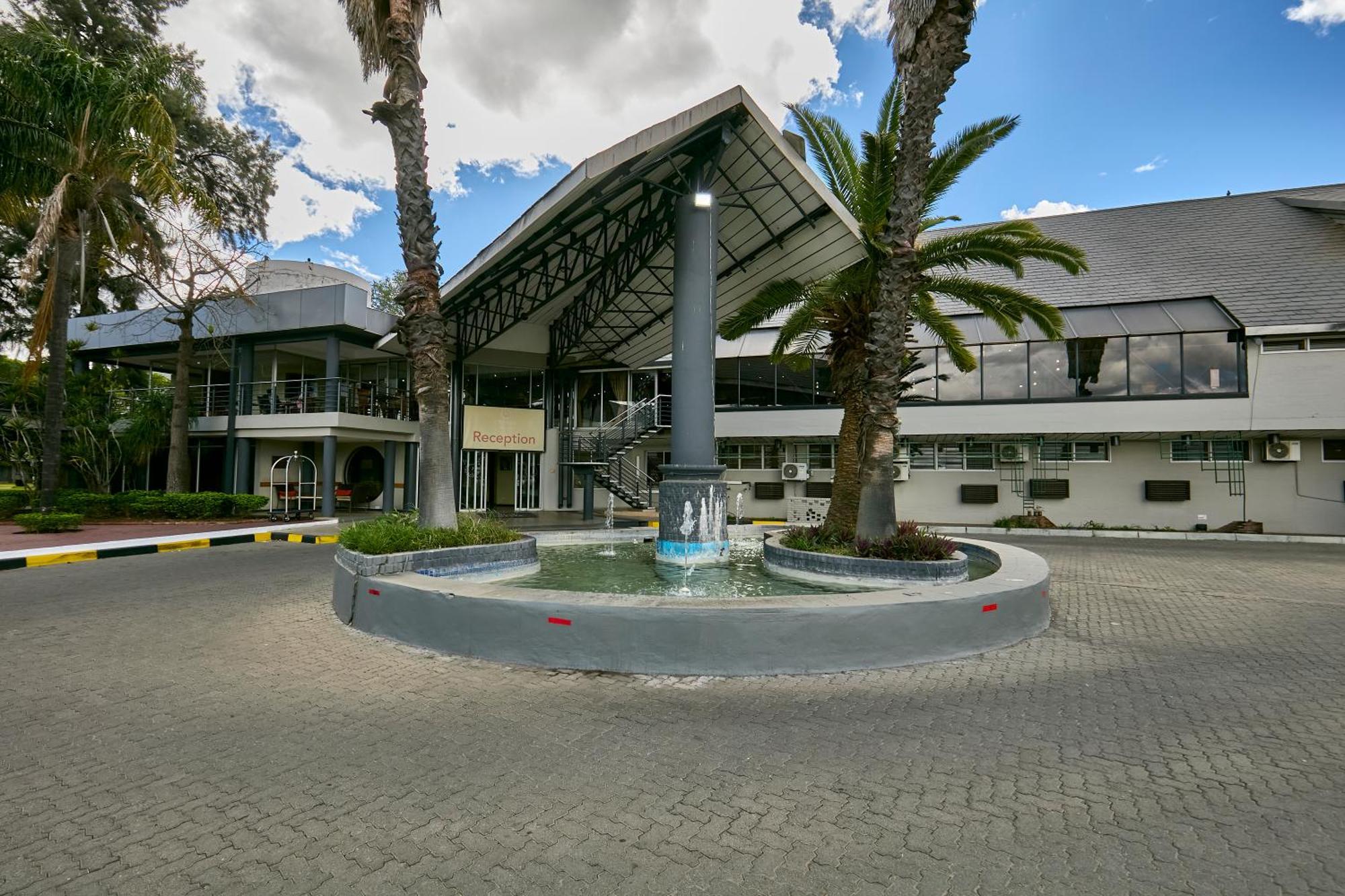 Cresta Thapama Hotel Francistown Exterior photo