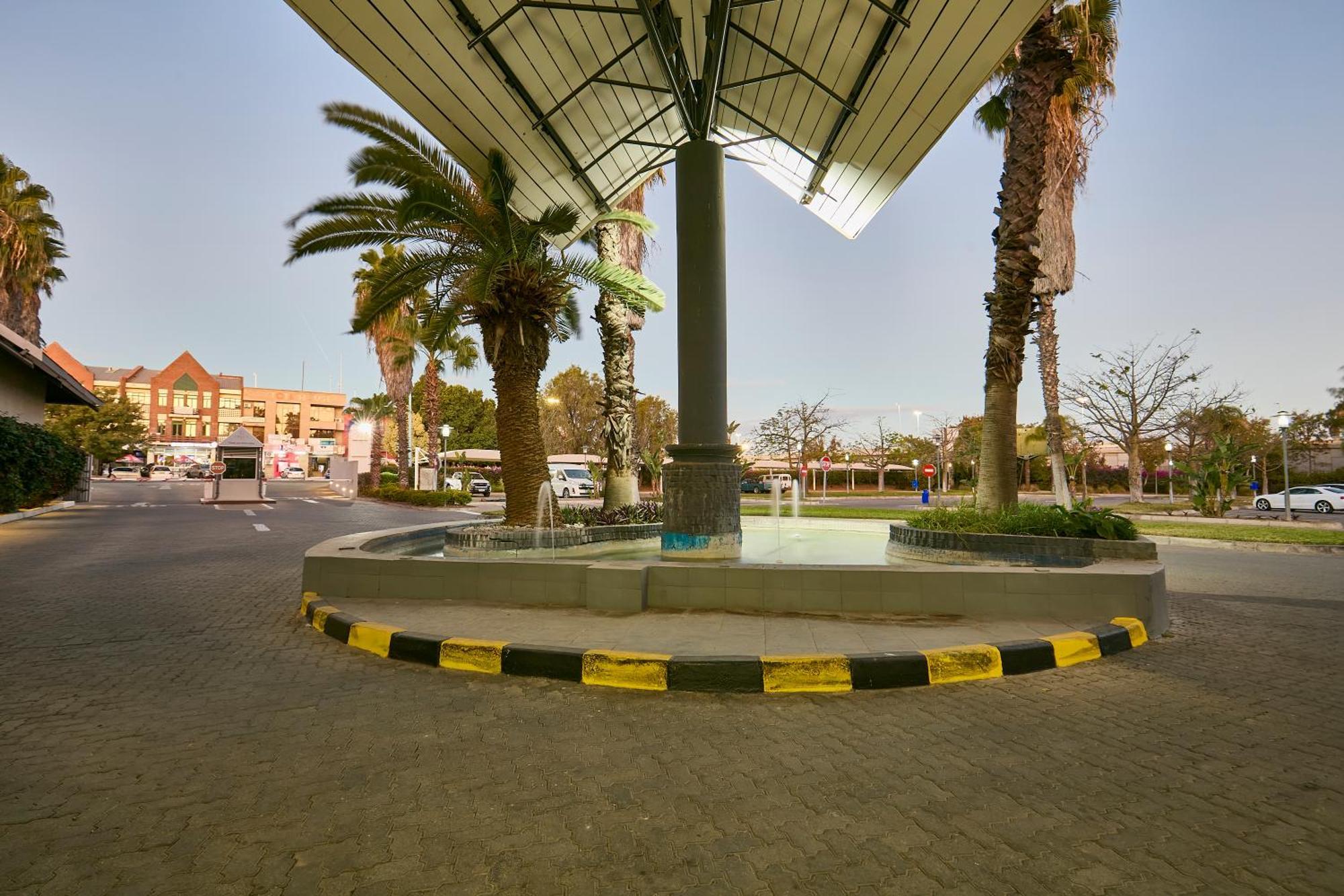 Cresta Thapama Hotel Francistown Exterior photo