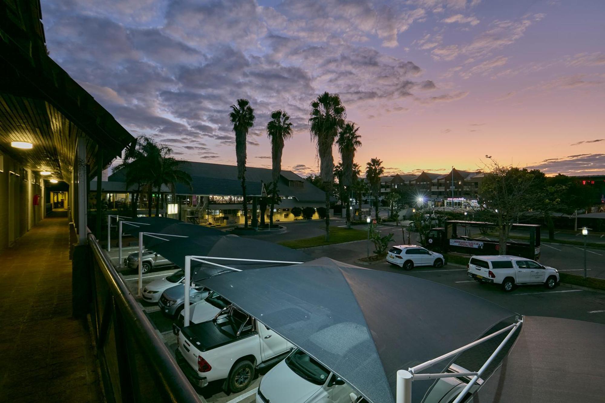 Cresta Thapama Hotel Francistown Exterior photo