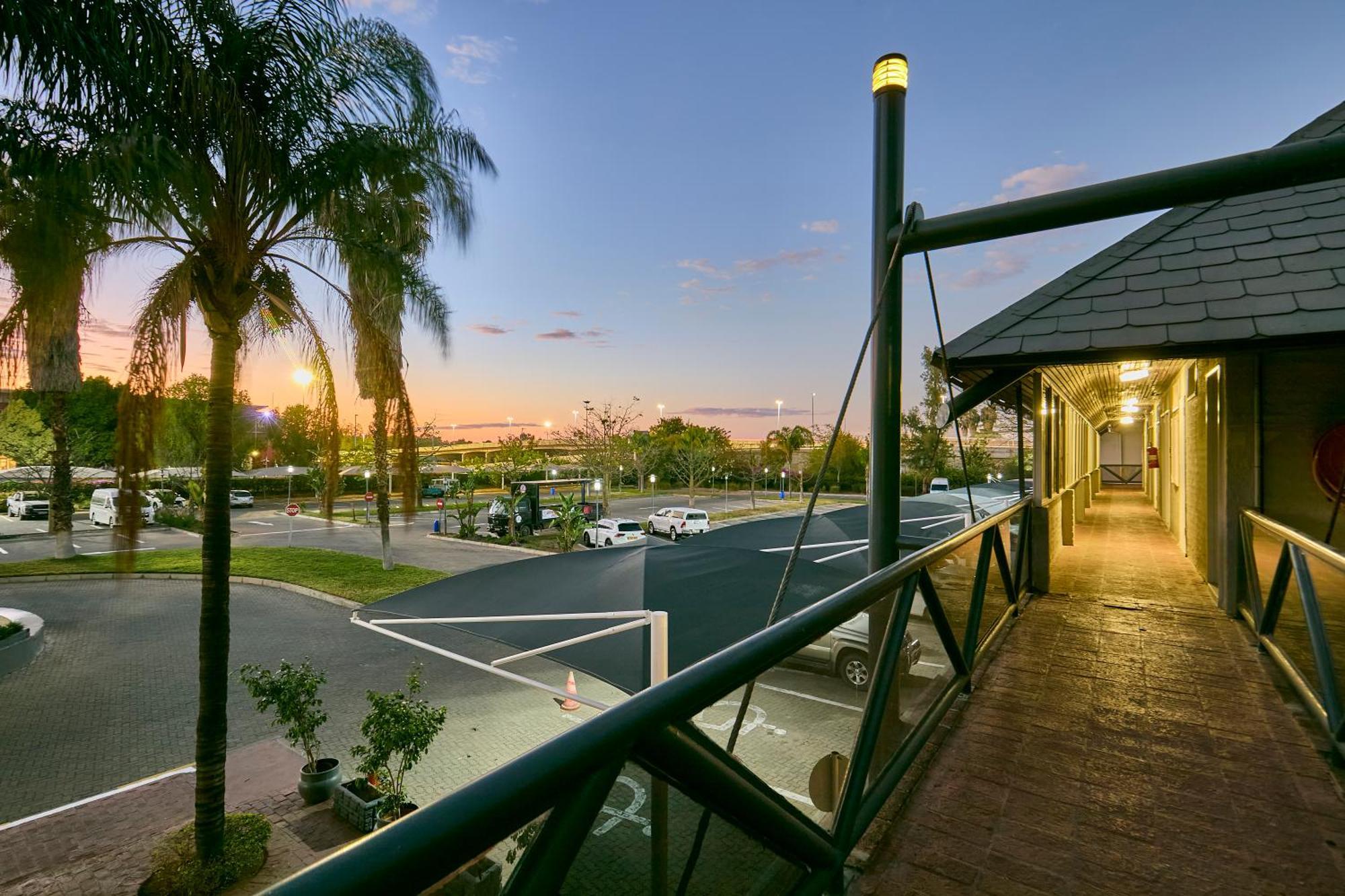 Cresta Thapama Hotel Francistown Exterior photo