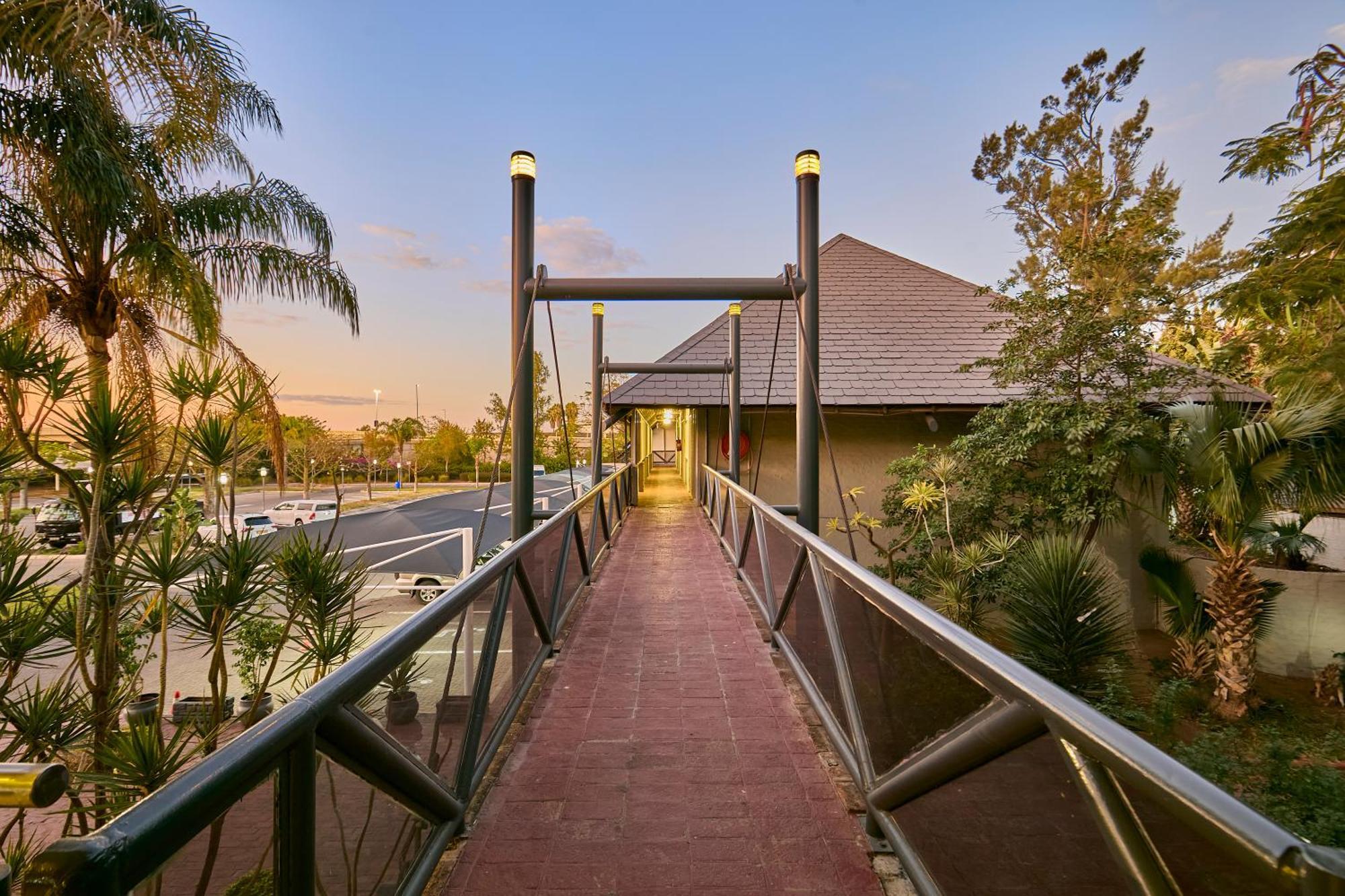 Cresta Thapama Hotel Francistown Exterior photo