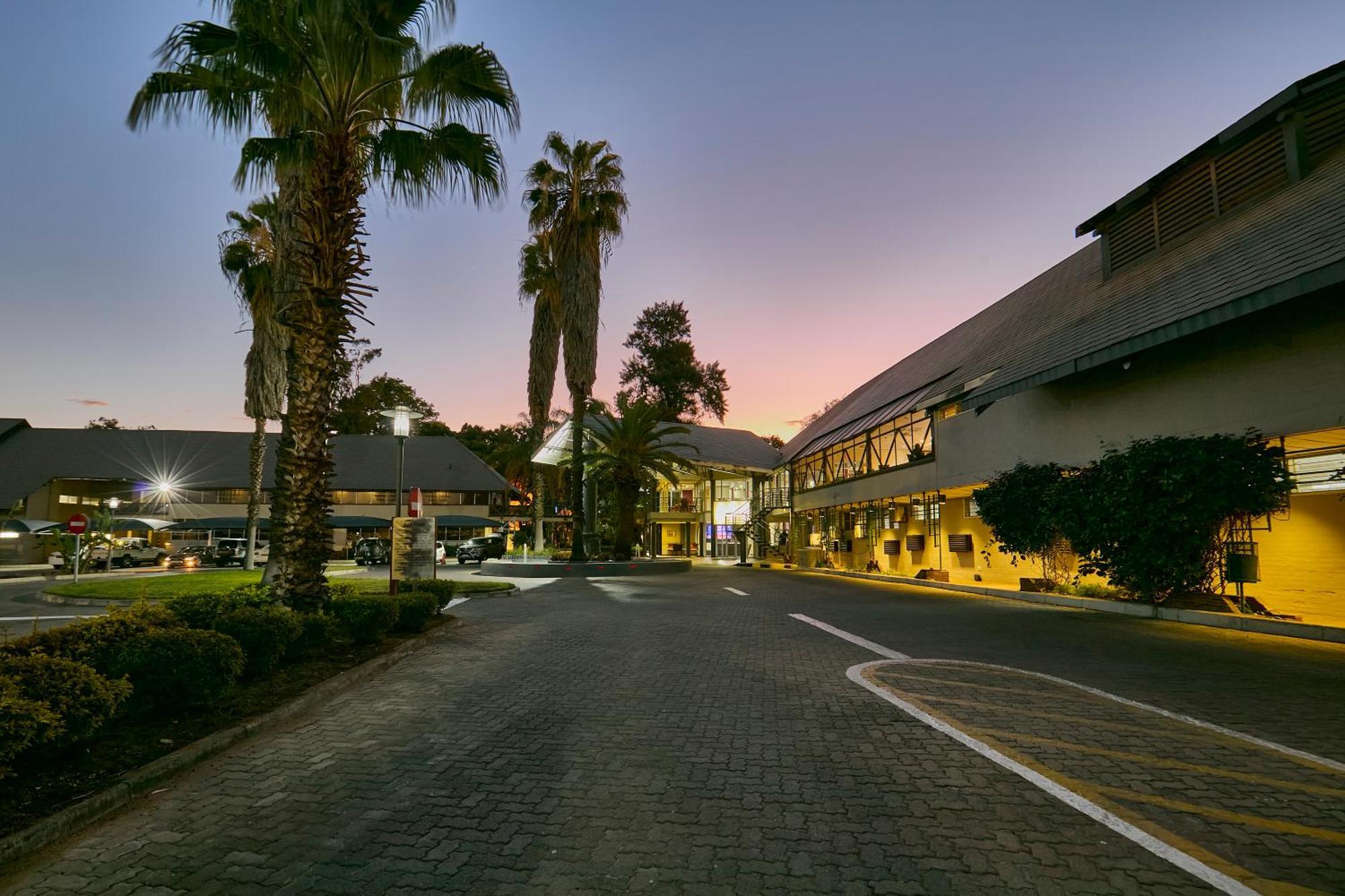Cresta Thapama Hotel Francistown Exterior photo