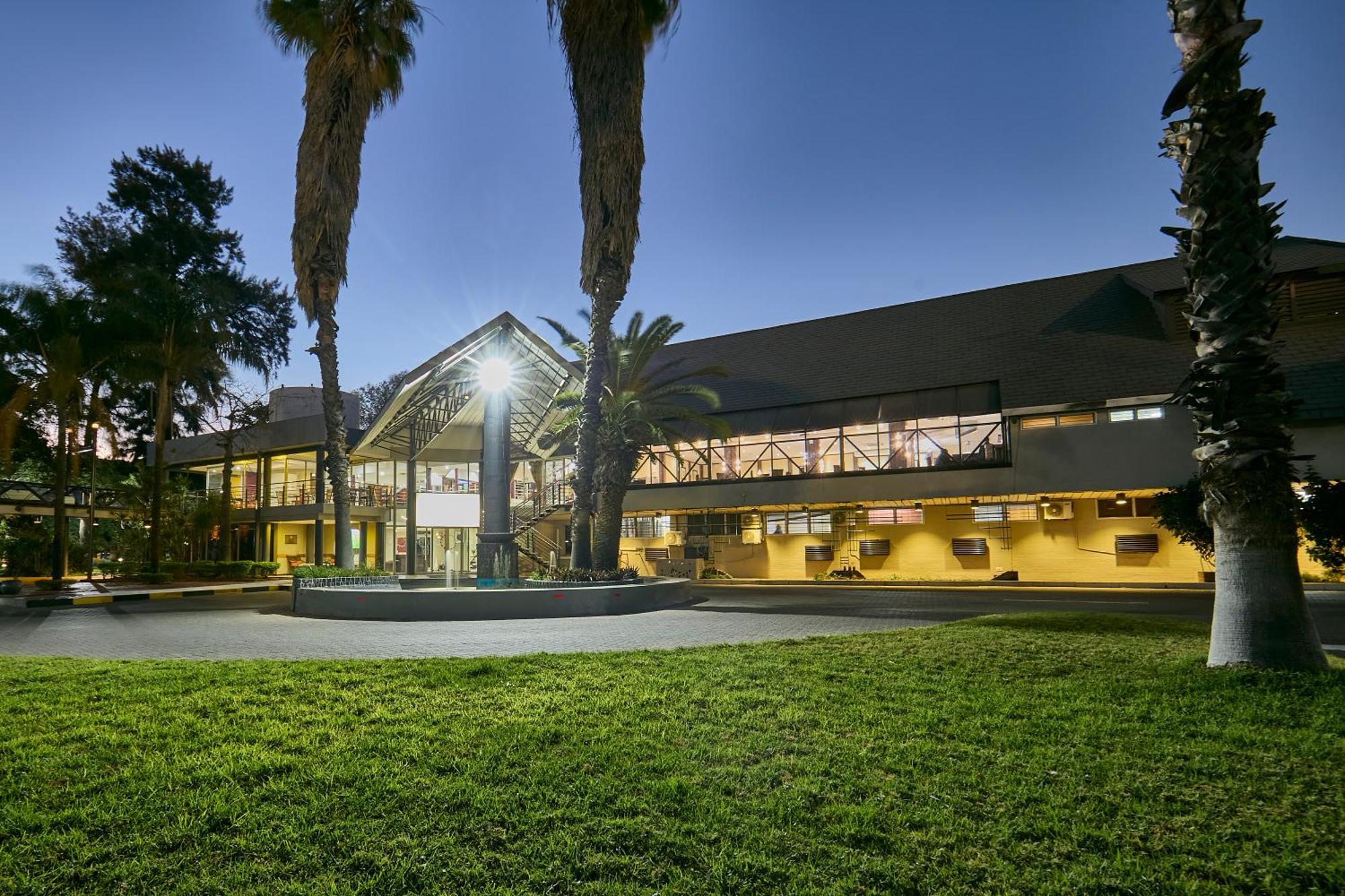 Cresta Thapama Hotel Francistown Exterior photo