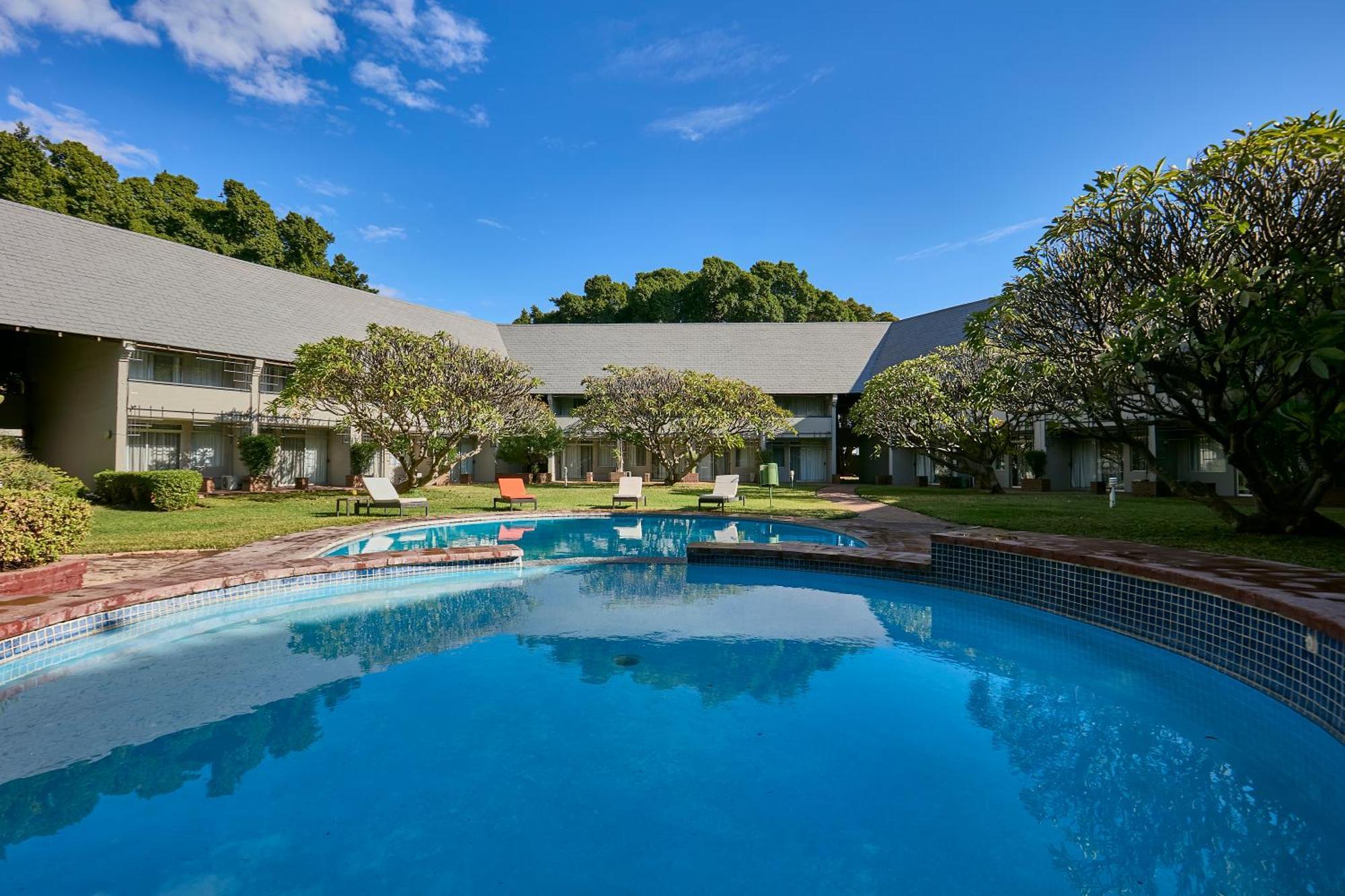 Cresta Thapama Hotel Francistown Exterior photo
