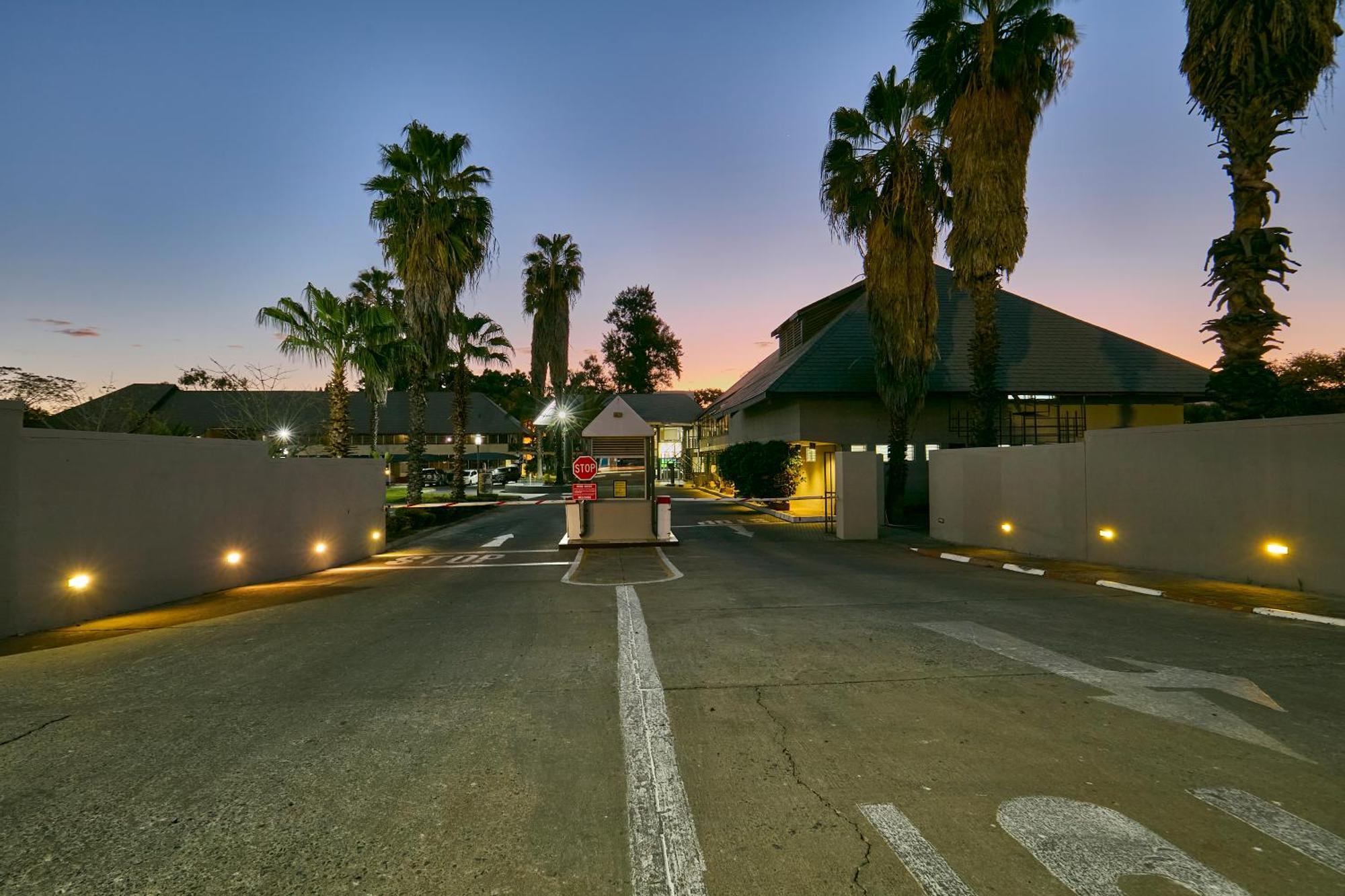 Cresta Thapama Hotel Francistown Exterior photo