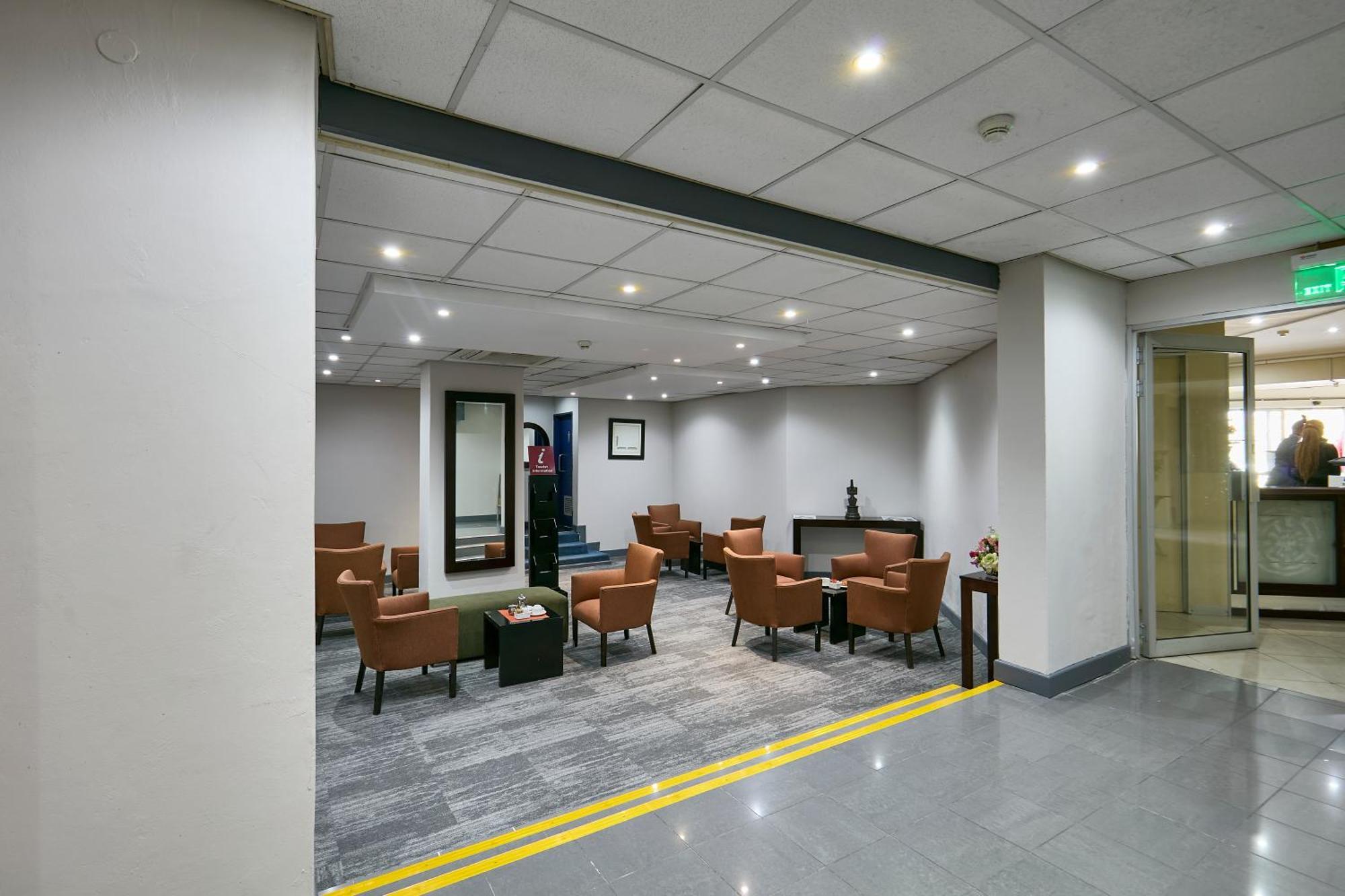 Cresta Thapama Hotel Francistown Exterior photo