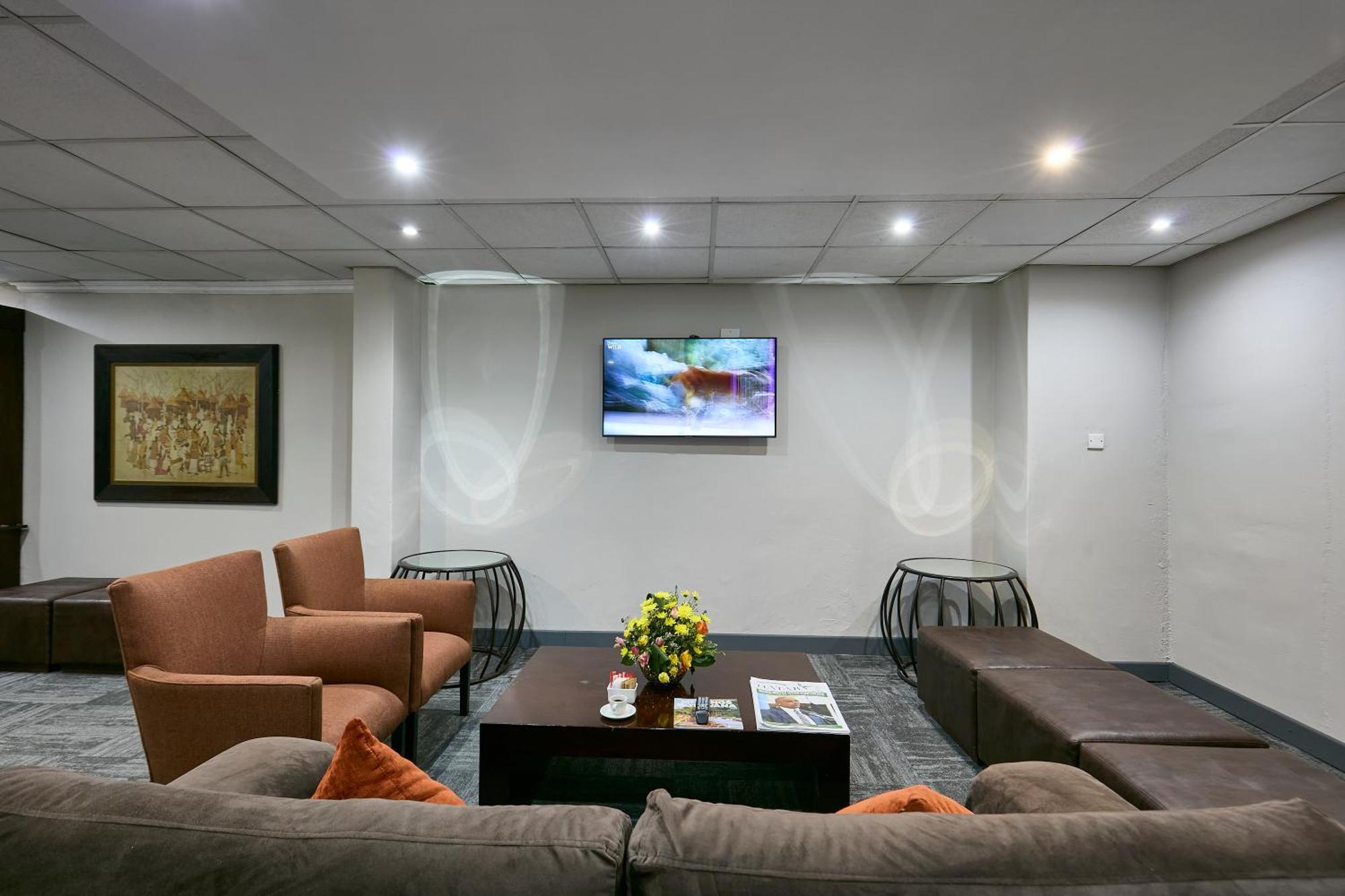 Cresta Thapama Hotel Francistown Exterior photo