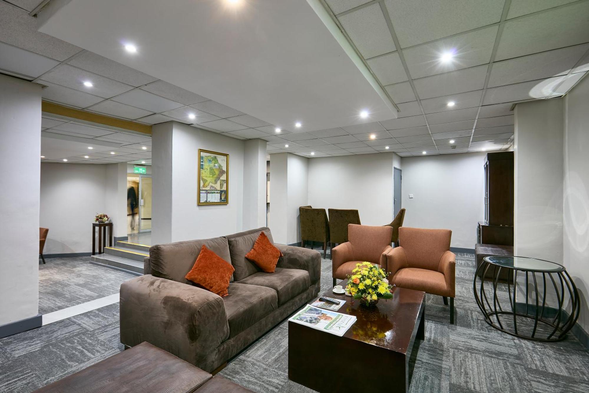 Cresta Thapama Hotel Francistown Exterior photo