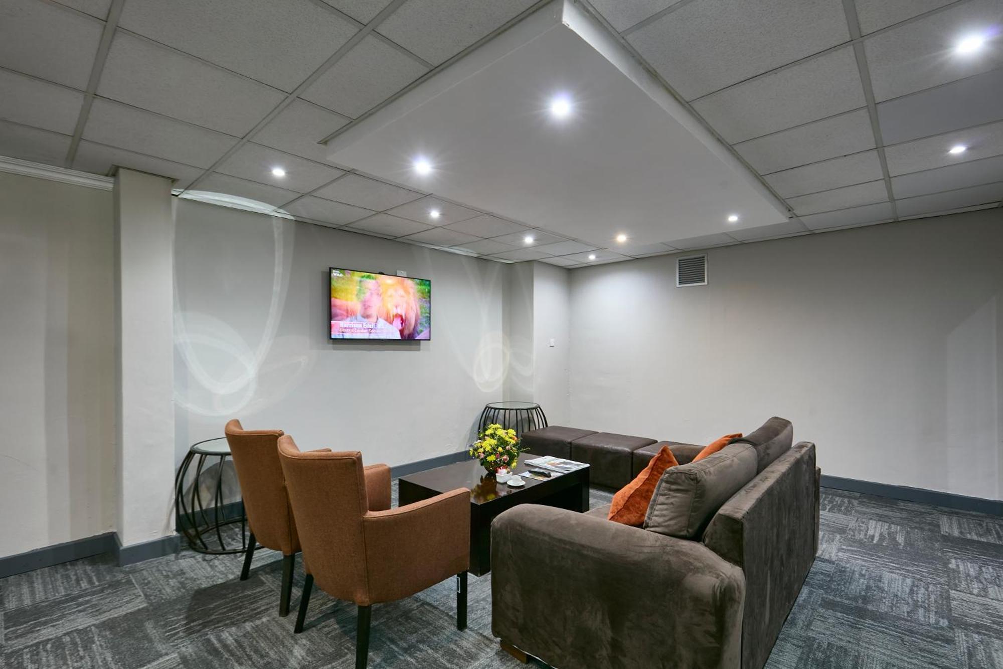 Cresta Thapama Hotel Francistown Exterior photo
