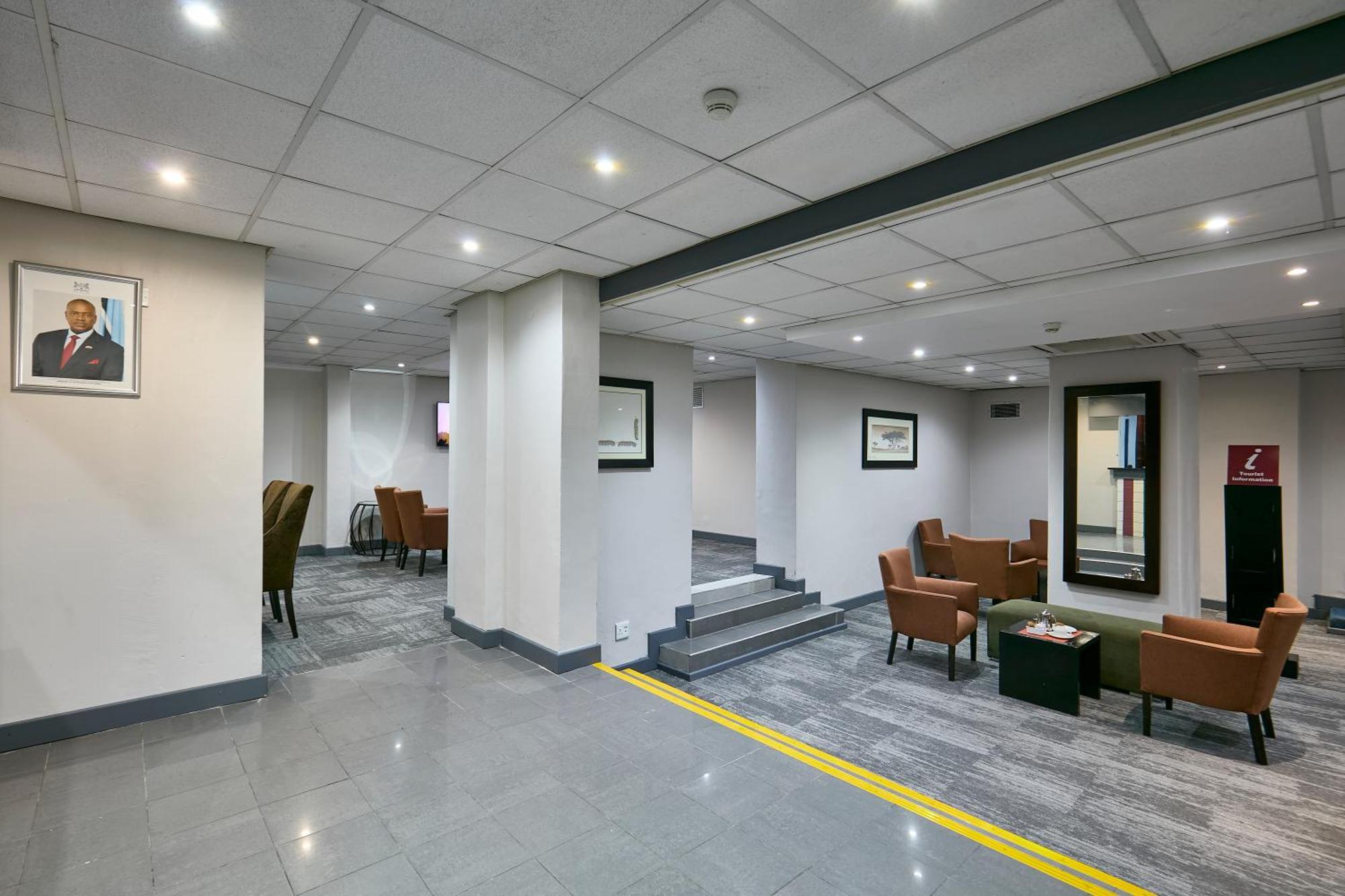 Cresta Thapama Hotel Francistown Exterior photo