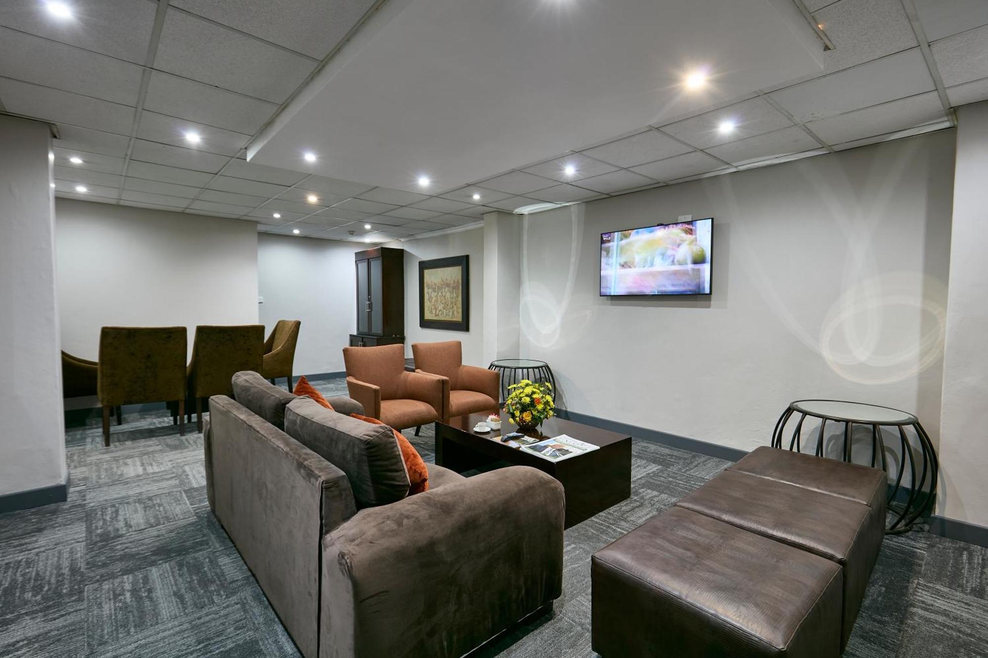 Cresta Thapama Hotel Francistown Exterior photo