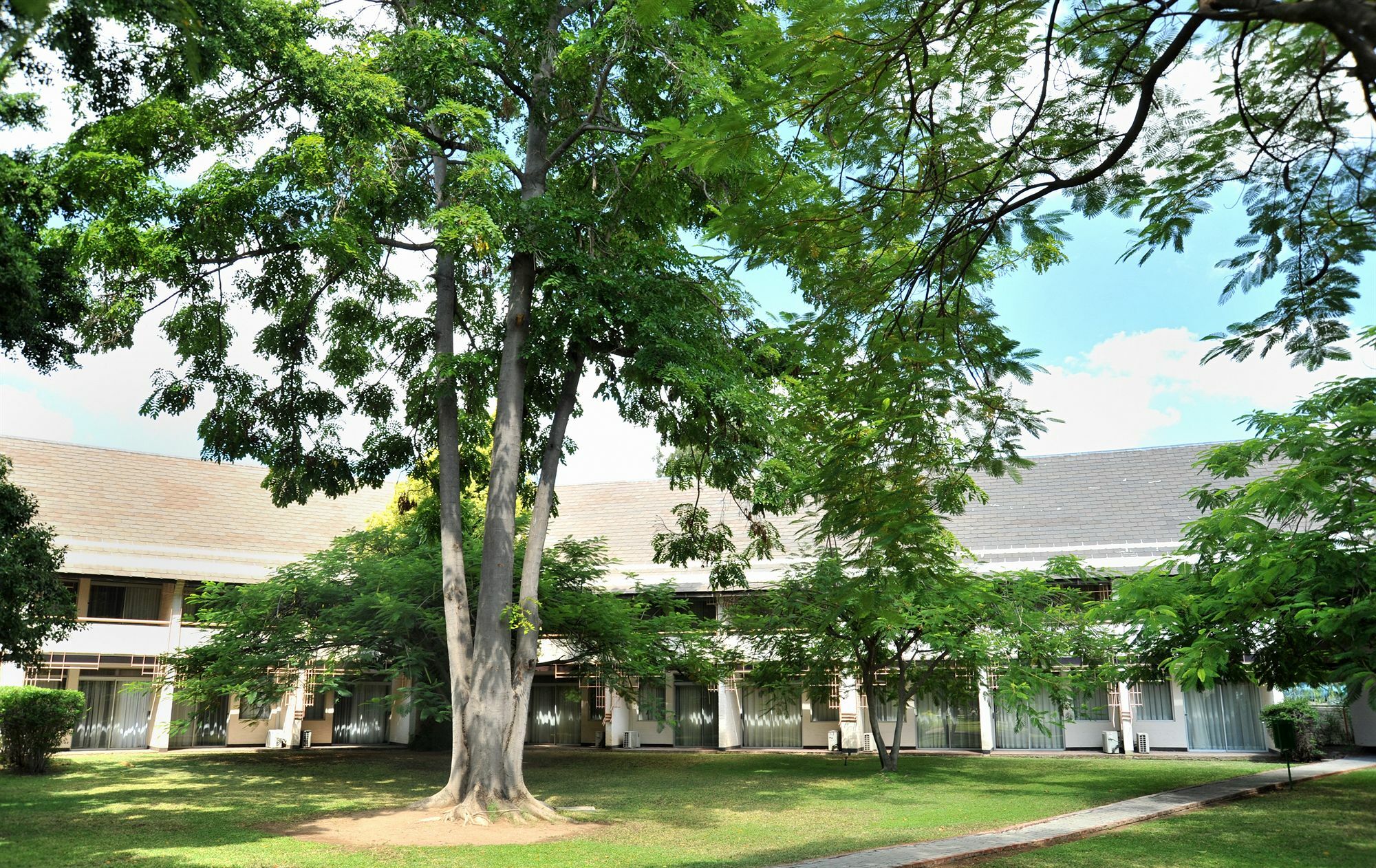 Cresta Thapama Hotel Francistown Exterior photo