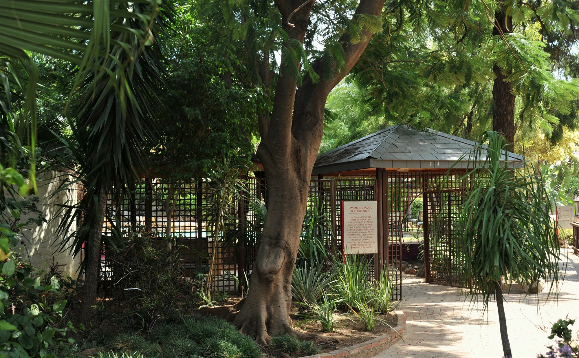 Cresta Thapama Hotel Francistown Exterior photo